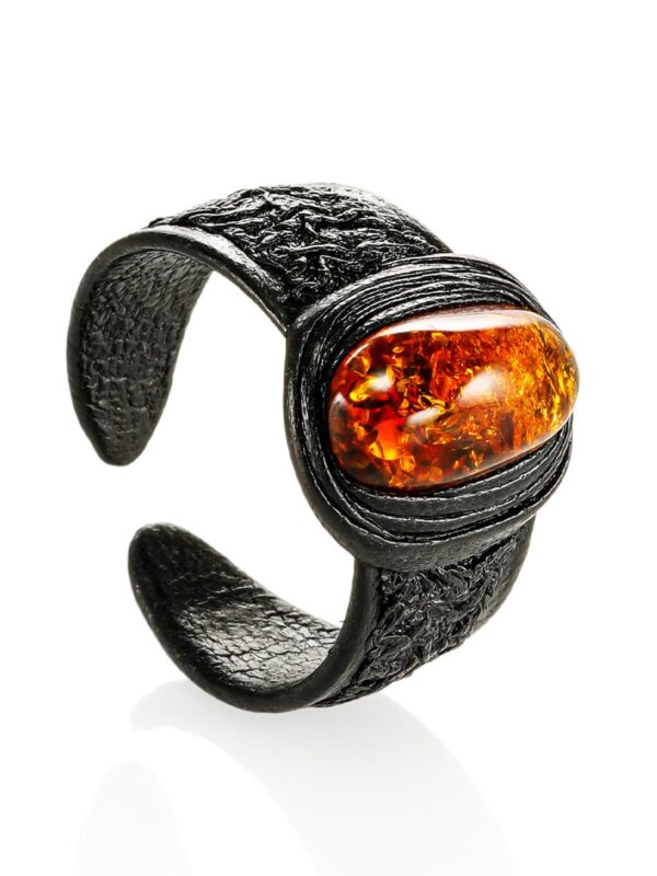 stilnoe_koltso_iz_kozhi_i_naturalnogo_tselnogo_yantarya_nefertiti1.jpg Leather and Natural Amber Ring "Nefertiti"
