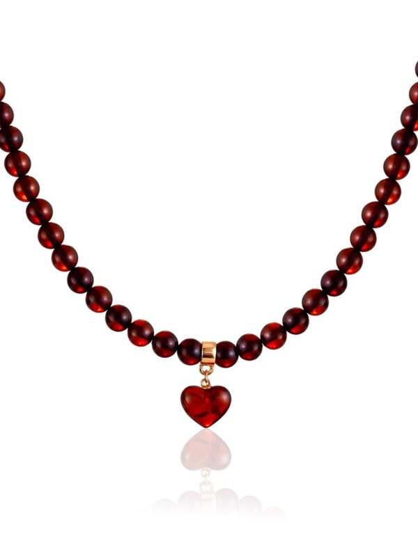 yarkiy_choker_iz_vishnyevogo_yantarya_s_podveskoy_serdechkom_karamel1.jpg Cherry Ambe Heart Necklace